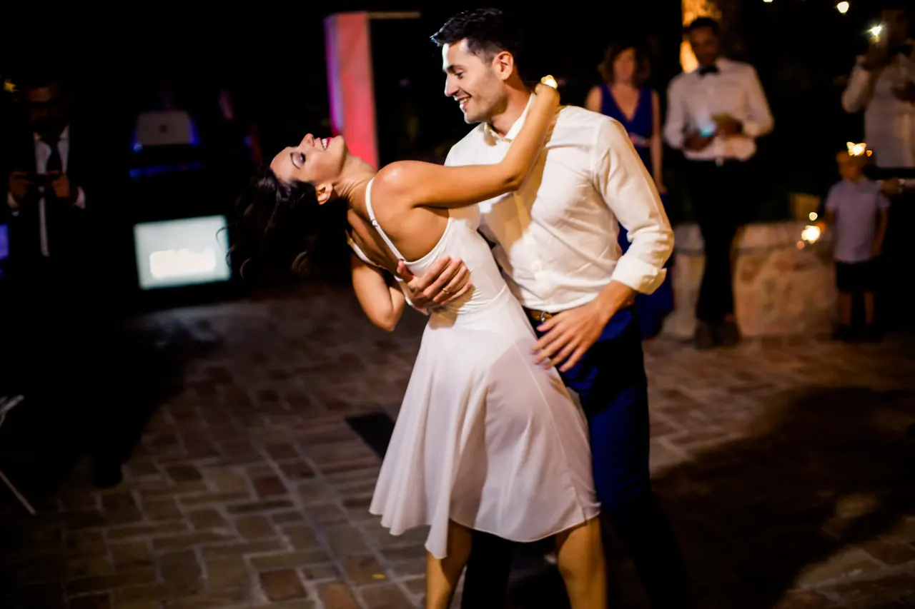 Los novios bailando de noche en la pista