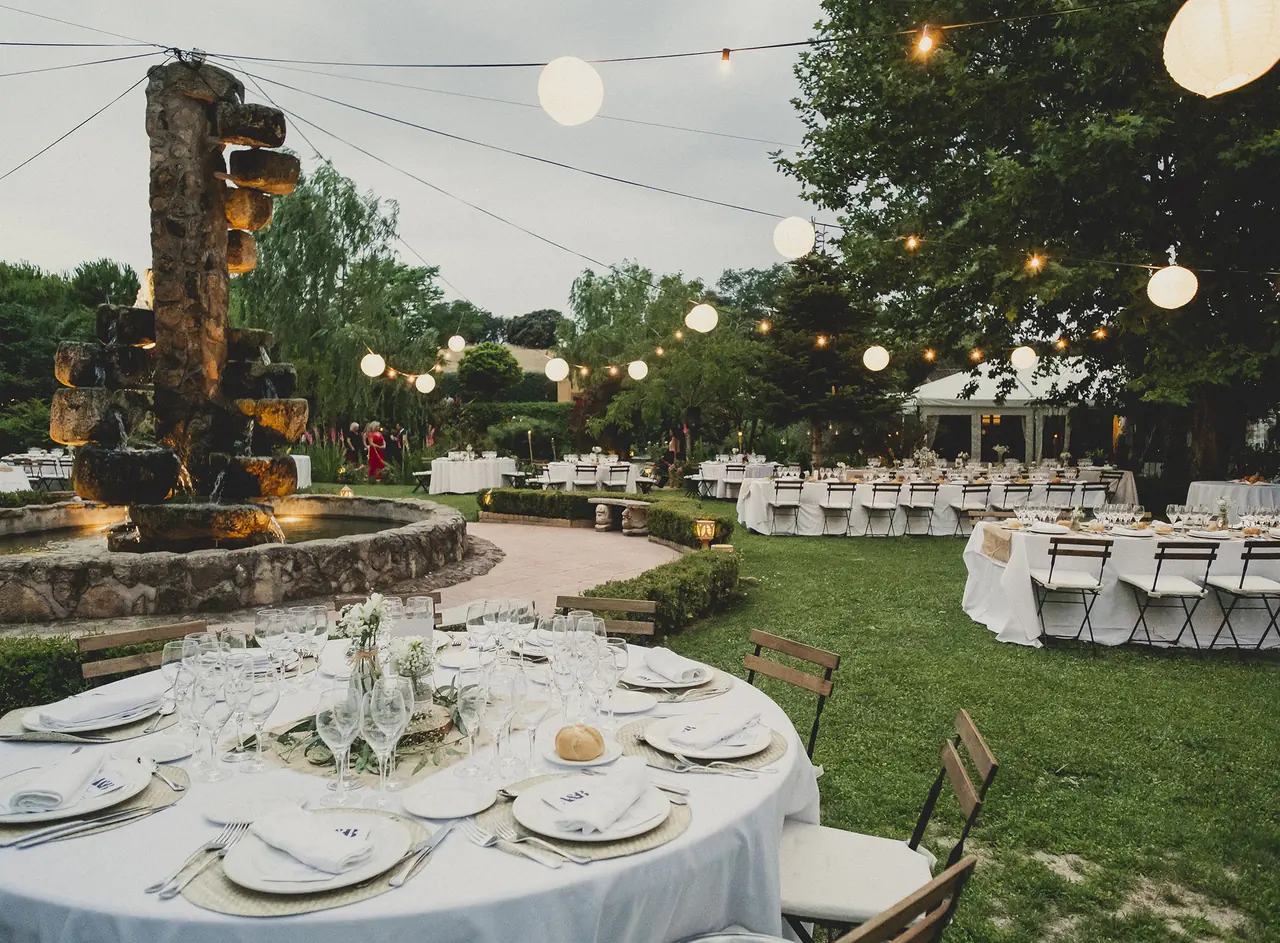 Mesas del banquete junto a la fuente