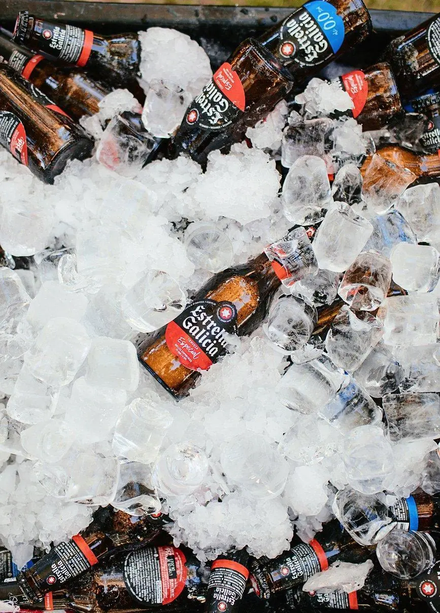 Botellas en hielo para el cóctel