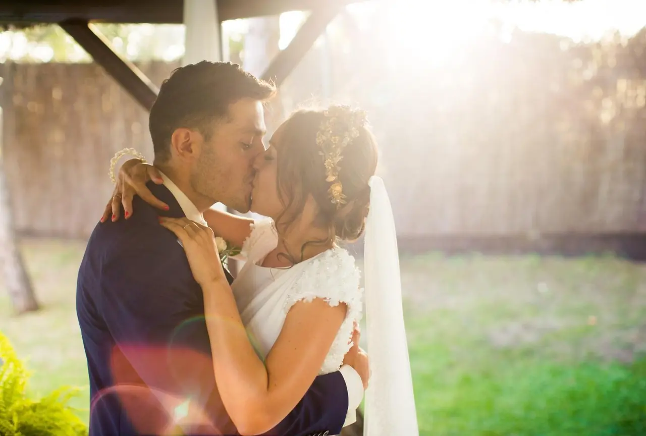 Beso de los novios a contraluz