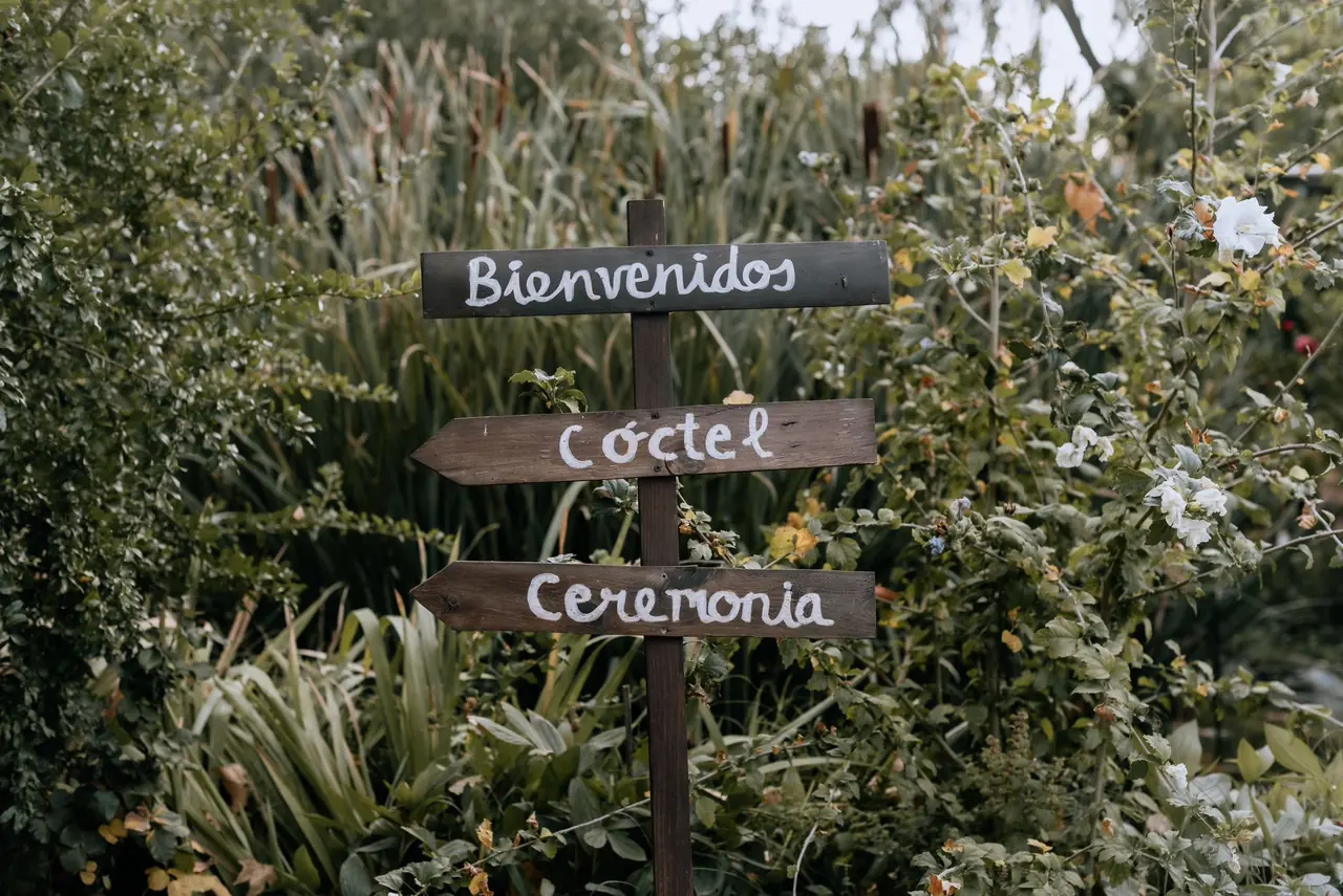 Cartel de madera pintado a mano con las palabras bienvenidos, cóctel y ceremonia