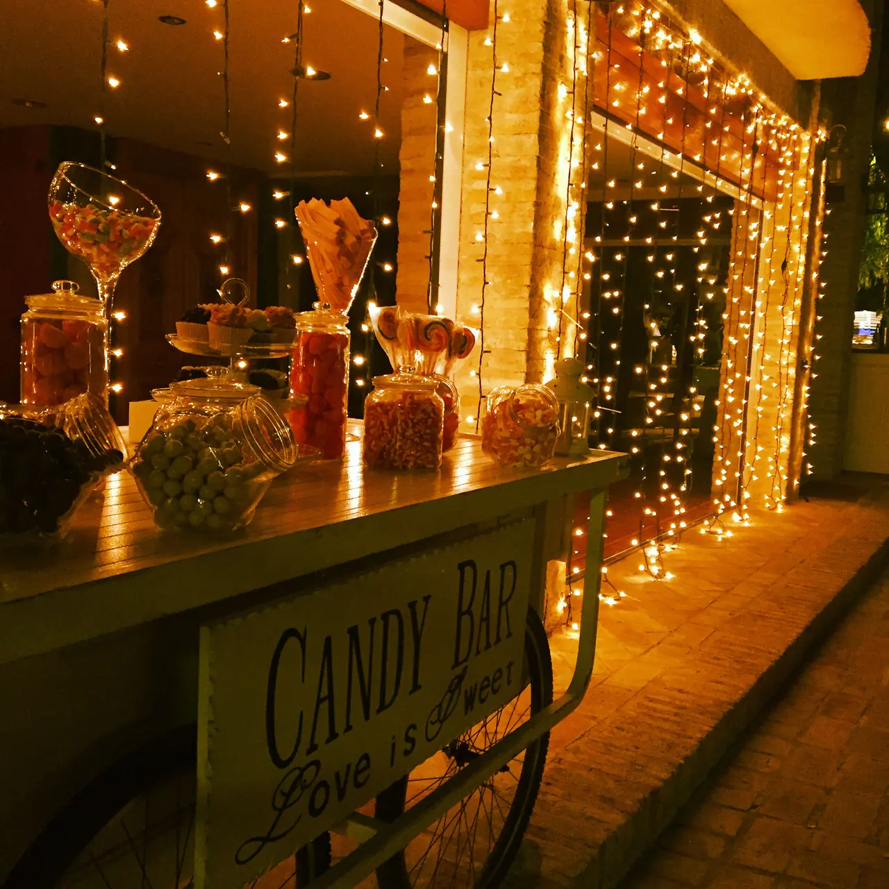 Candy bar iluminado con cortina de luces