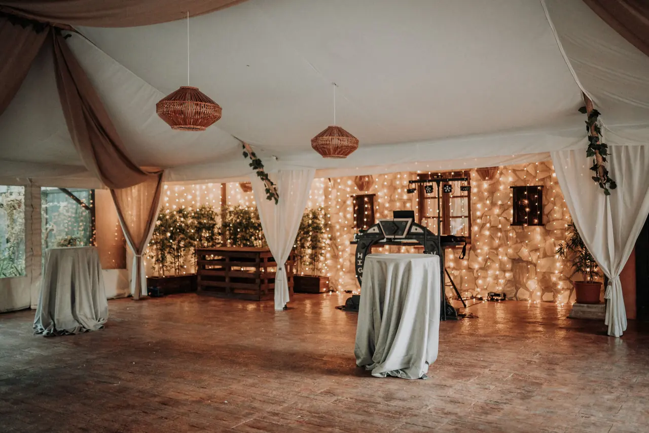 Carpa con cortina de luces y cabina de música