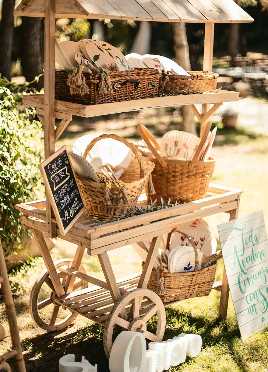 Carrito de madera con panes y cestas