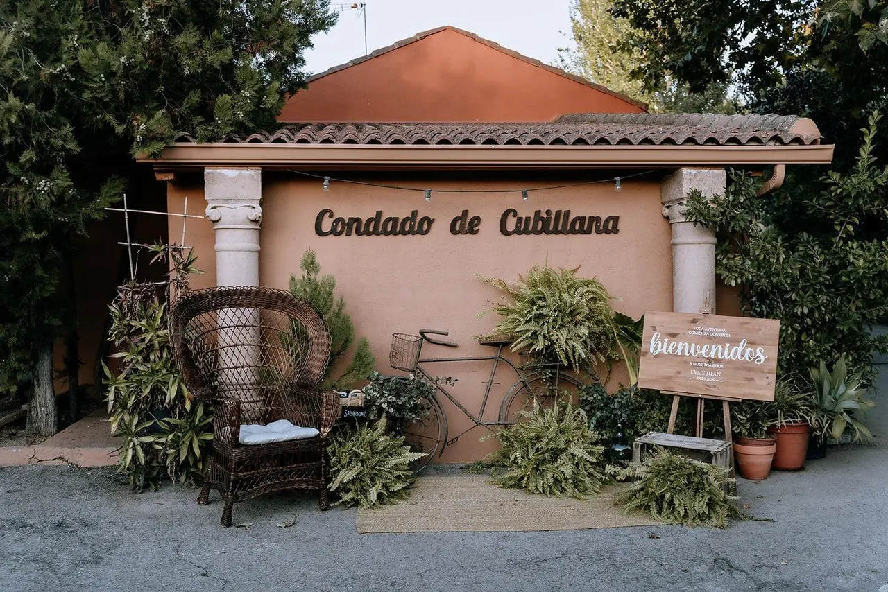 Fachada con el nombre Condado de Cubillana decorada para recibir a los invitados