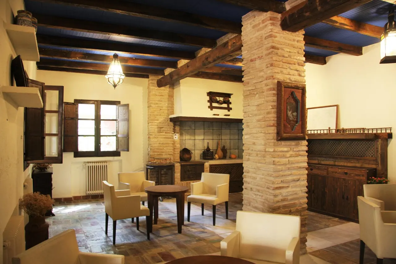 Salón interior con vigas de madera