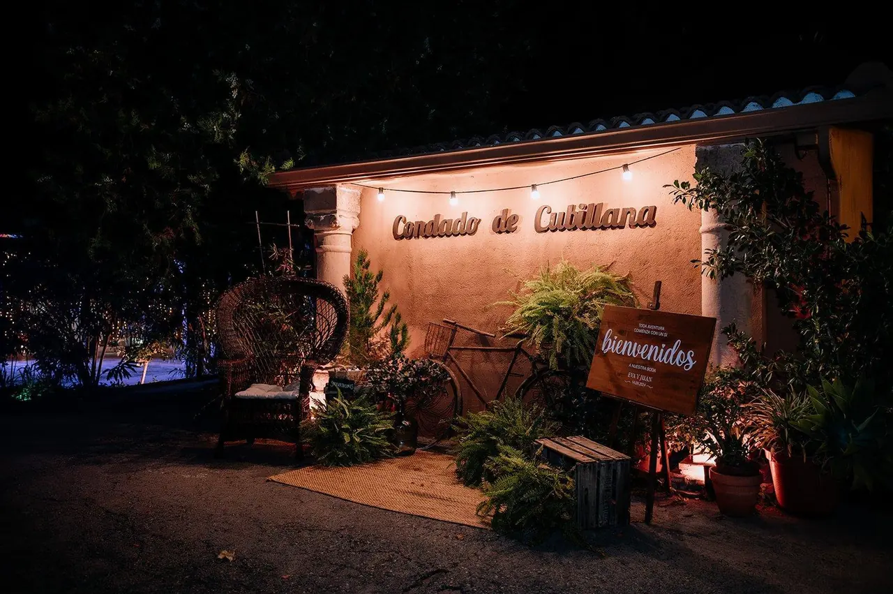 La fachada de la finca iluminada de noche