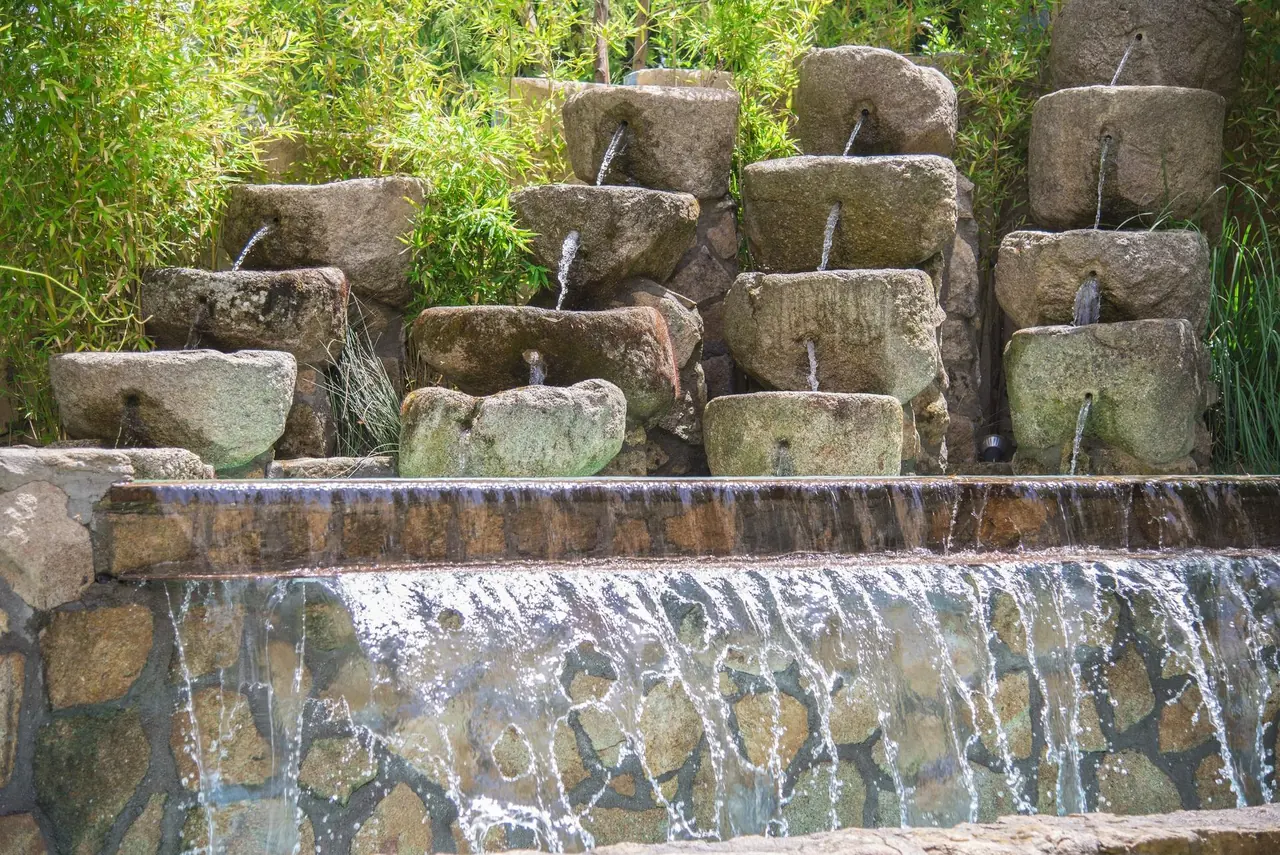 Cascada de agua entre bloques de piedra