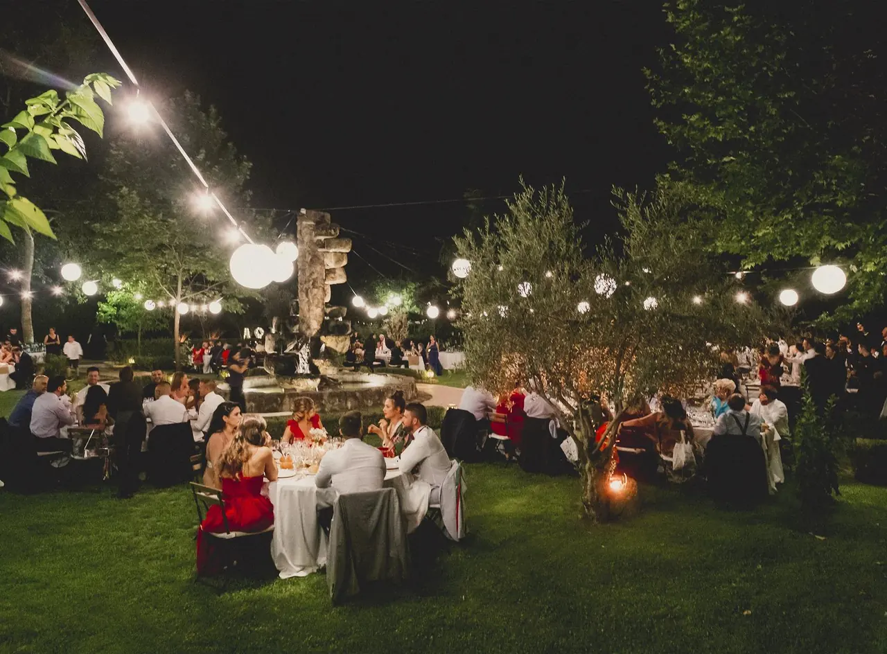 Cena al aire libre de noche