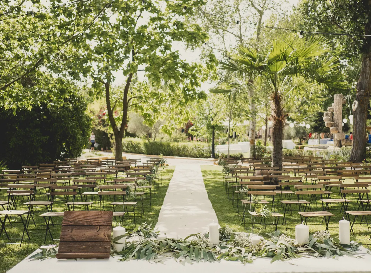 Sillas y pasillo preparados para una ceremonia civil en el jardín
