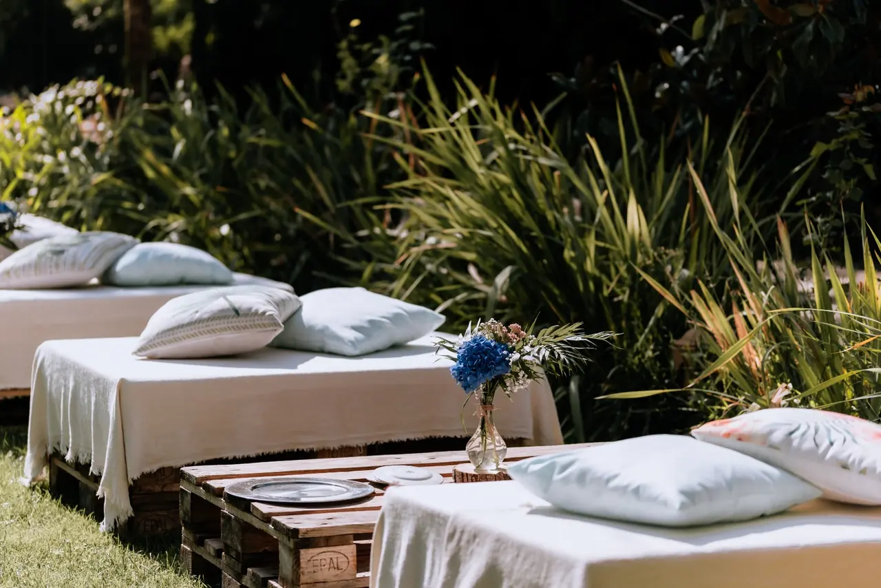 Zona de descanso con colchones y cojines en el jardín