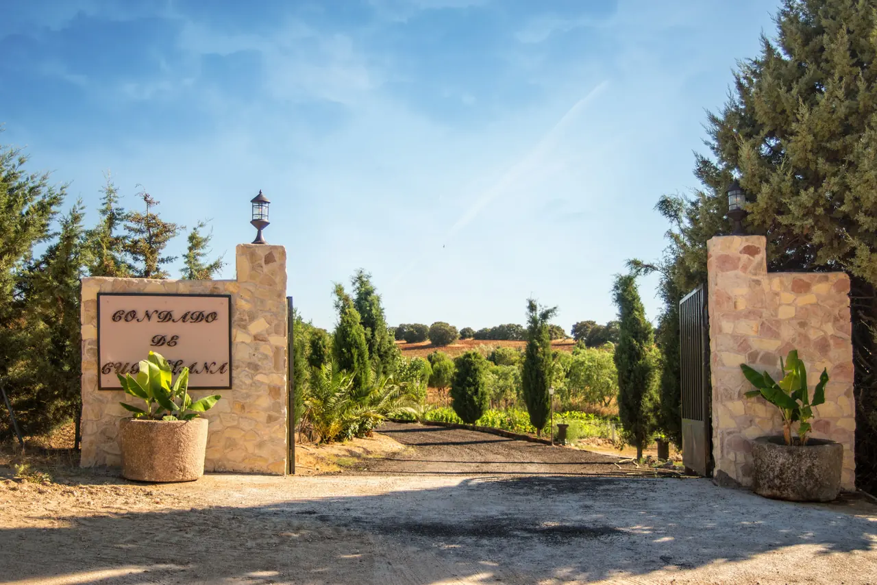 Portada de entrada a la finca