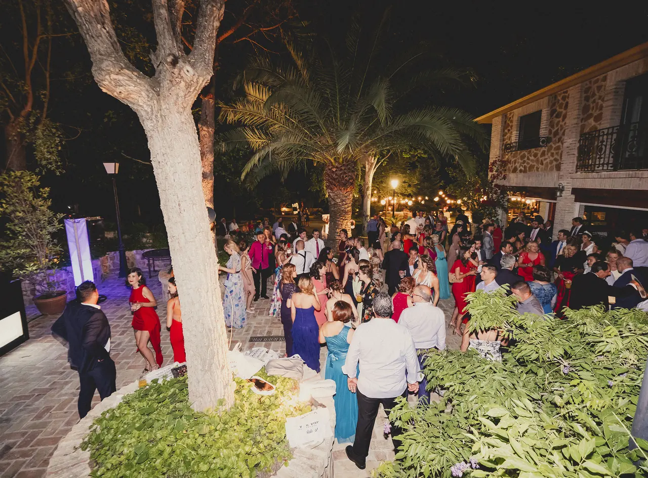Fiesta de noche en el patio, junto a la casa