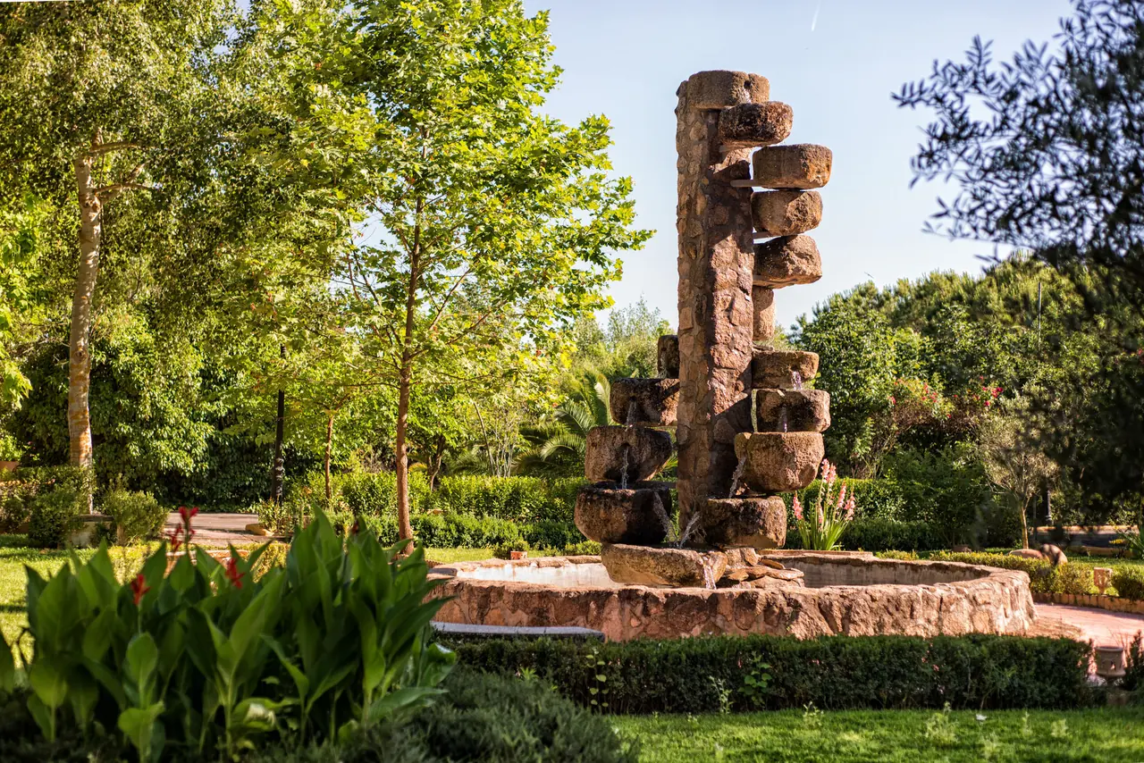 Fuente de piedras apiladas en mitad del jardín