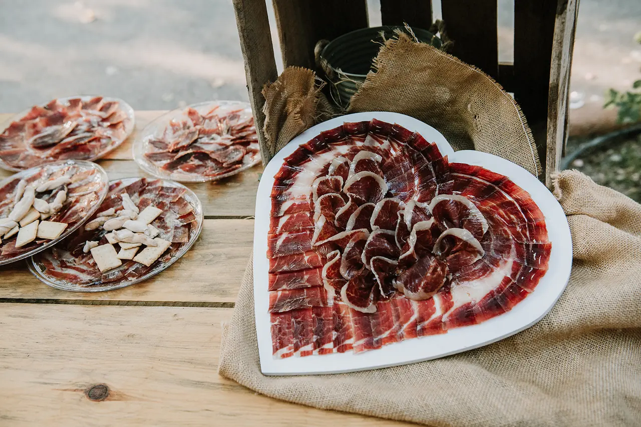 Plato de jamón en forma de corazón