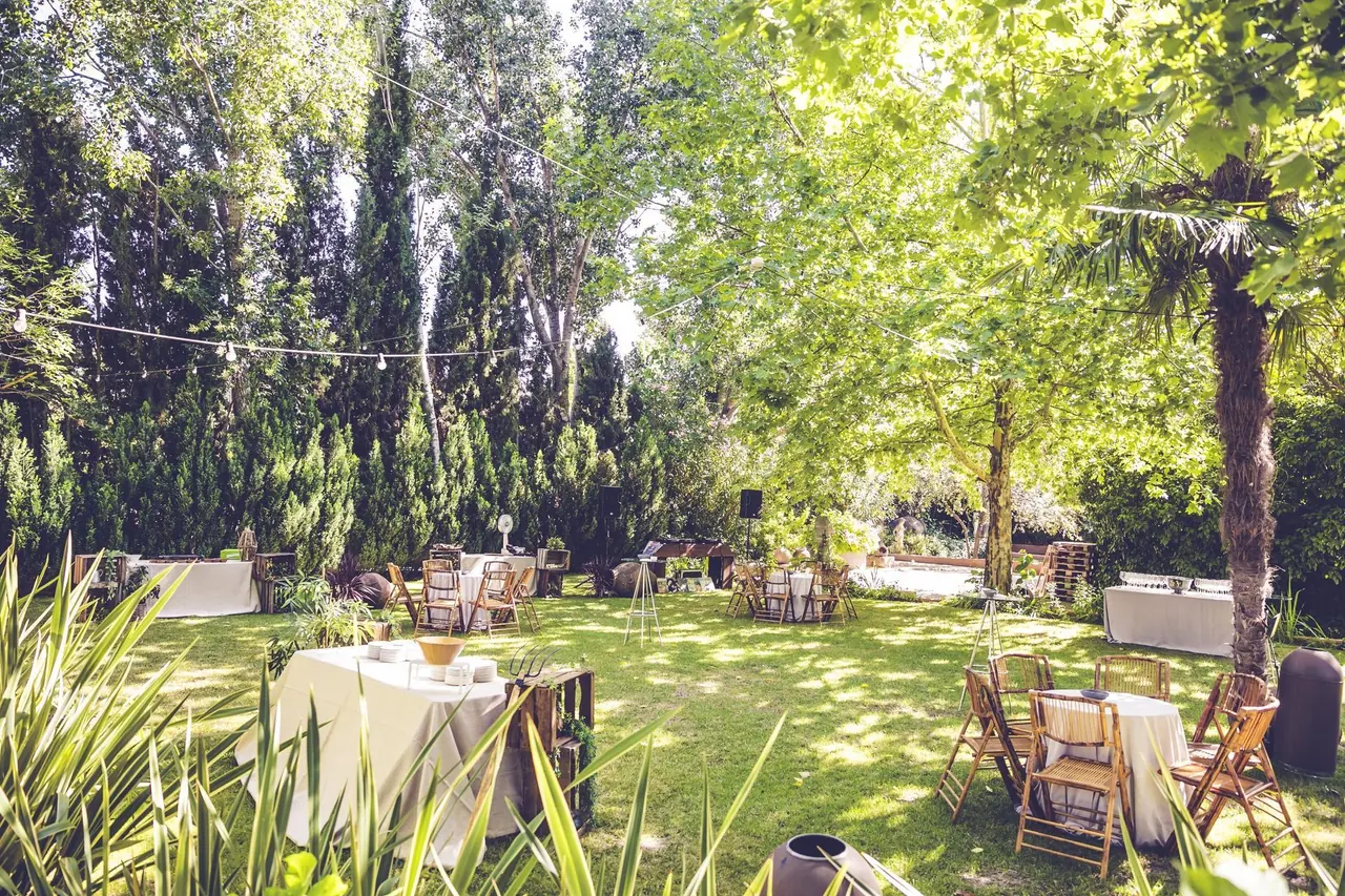 Mesas en el jardín a la sombra