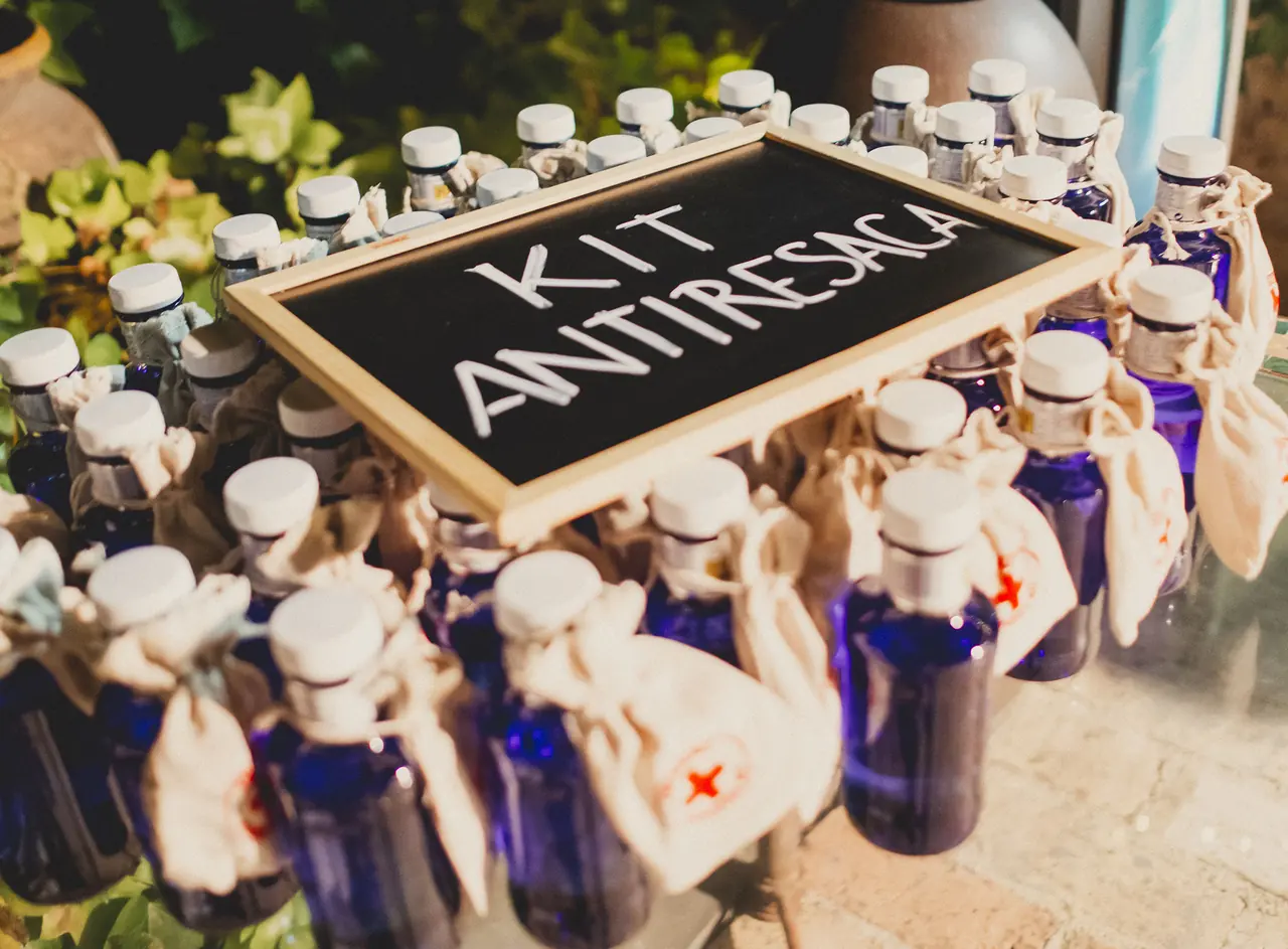 Botellas de agua con el cartel «Kit antiresaca» para los invitados