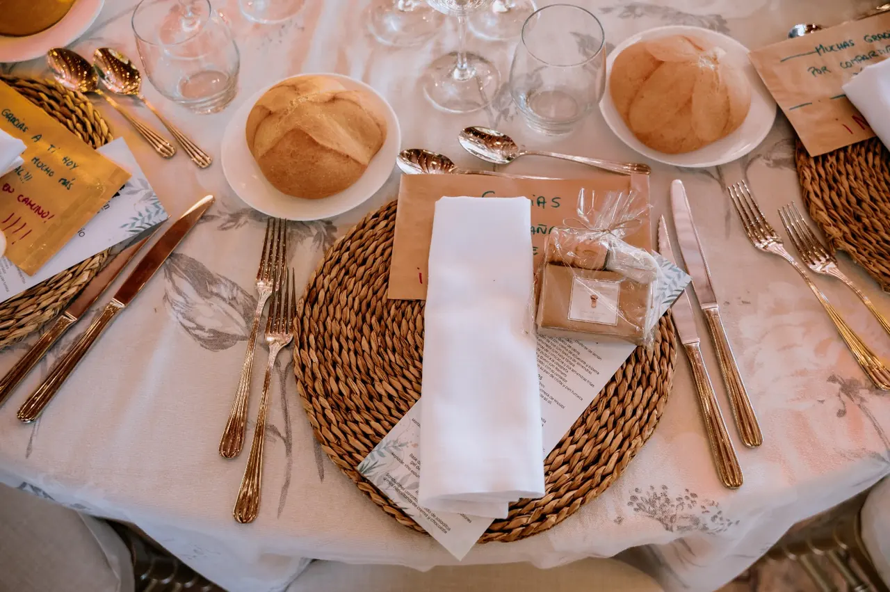 Detalle de mesa con bajoplatos de fibra y pan