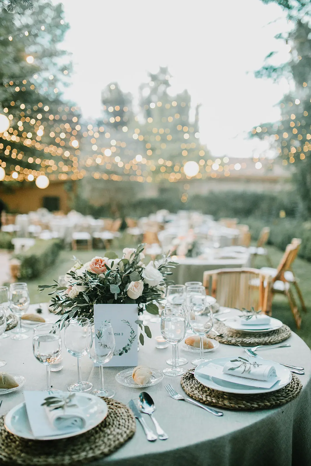 Mesa del banquete al atardecer