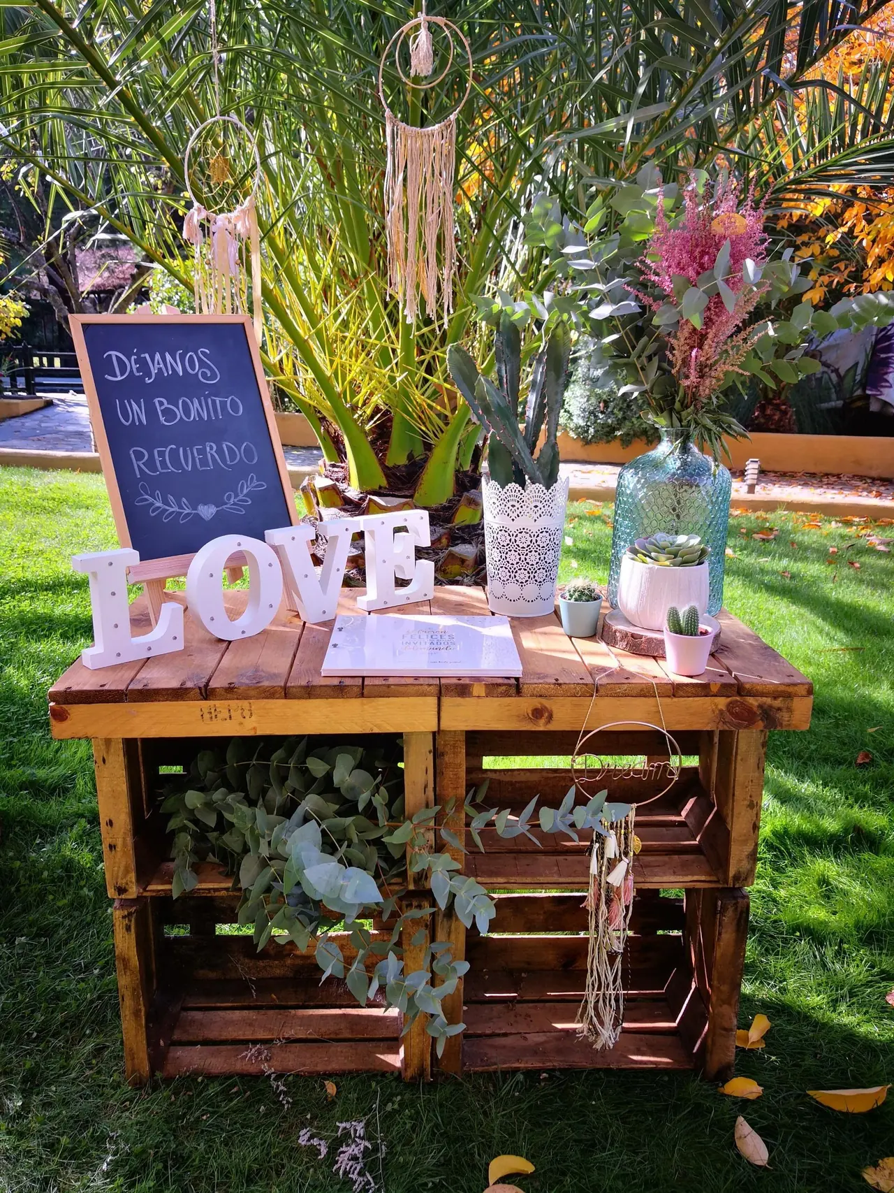 Mesa dulce decorada con letras de madera