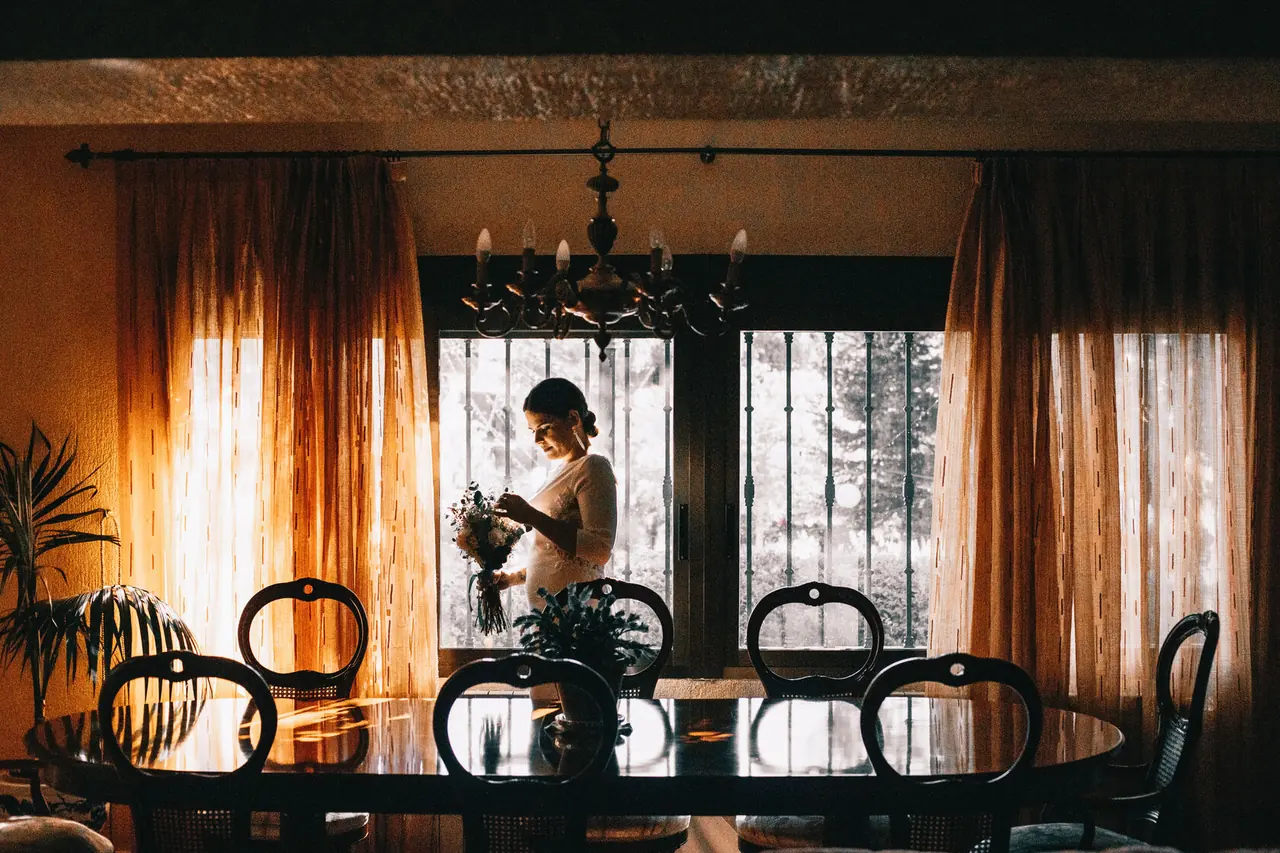 La novia junto a la ventana antes de la ceremonia