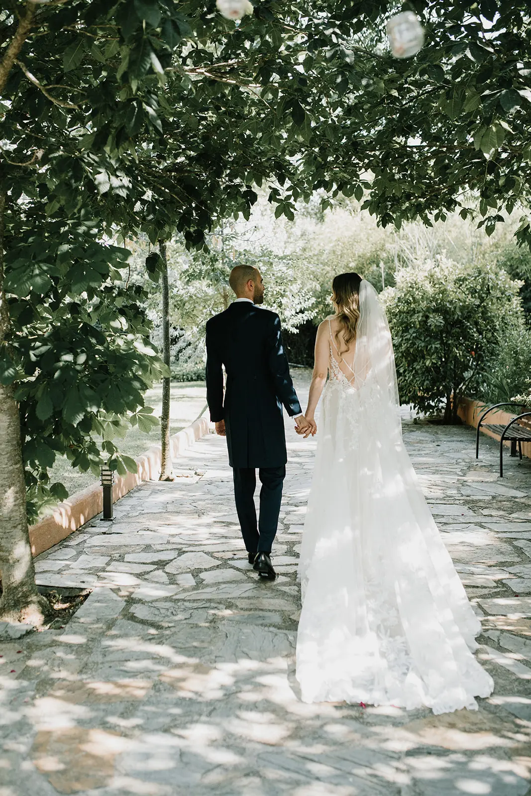 Novios caminando por un sendero de piedra