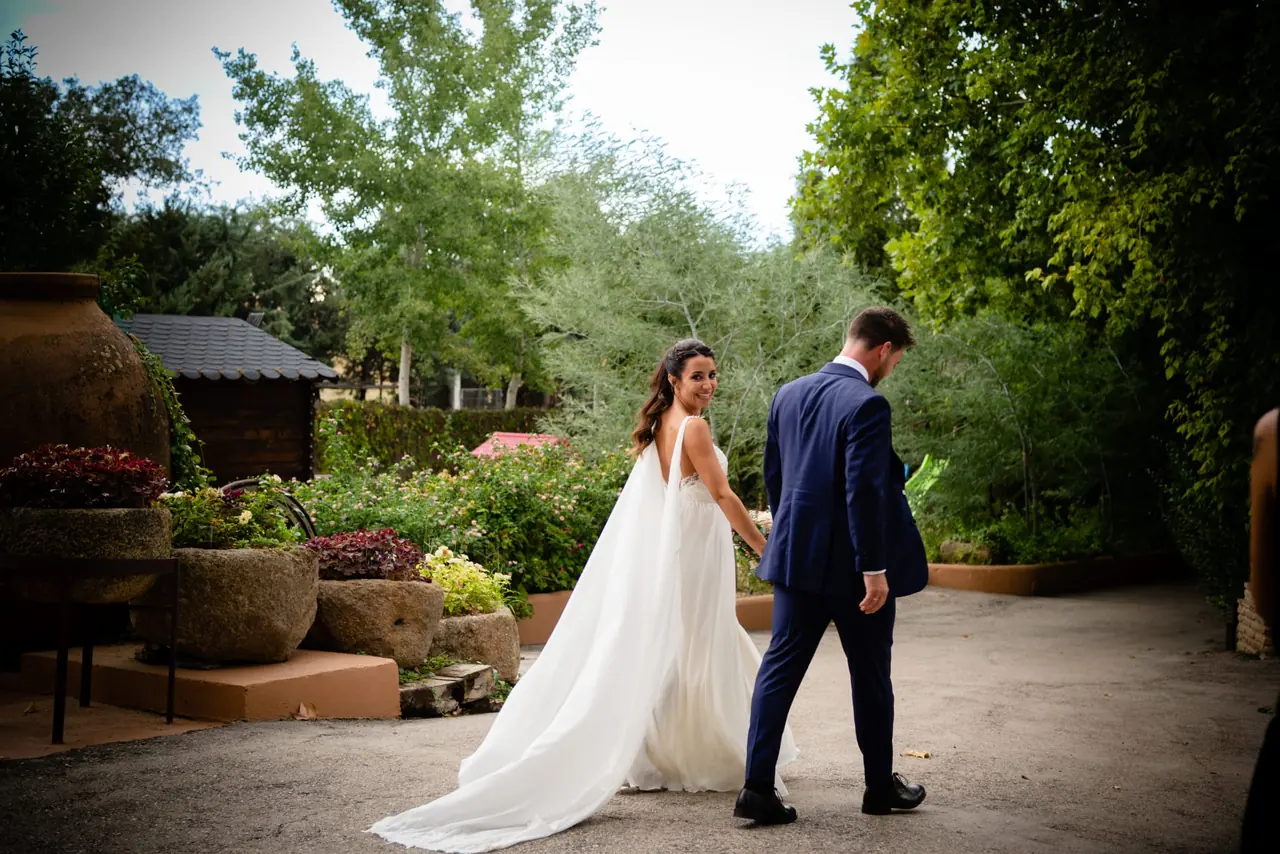 Novios paseando por el jardín