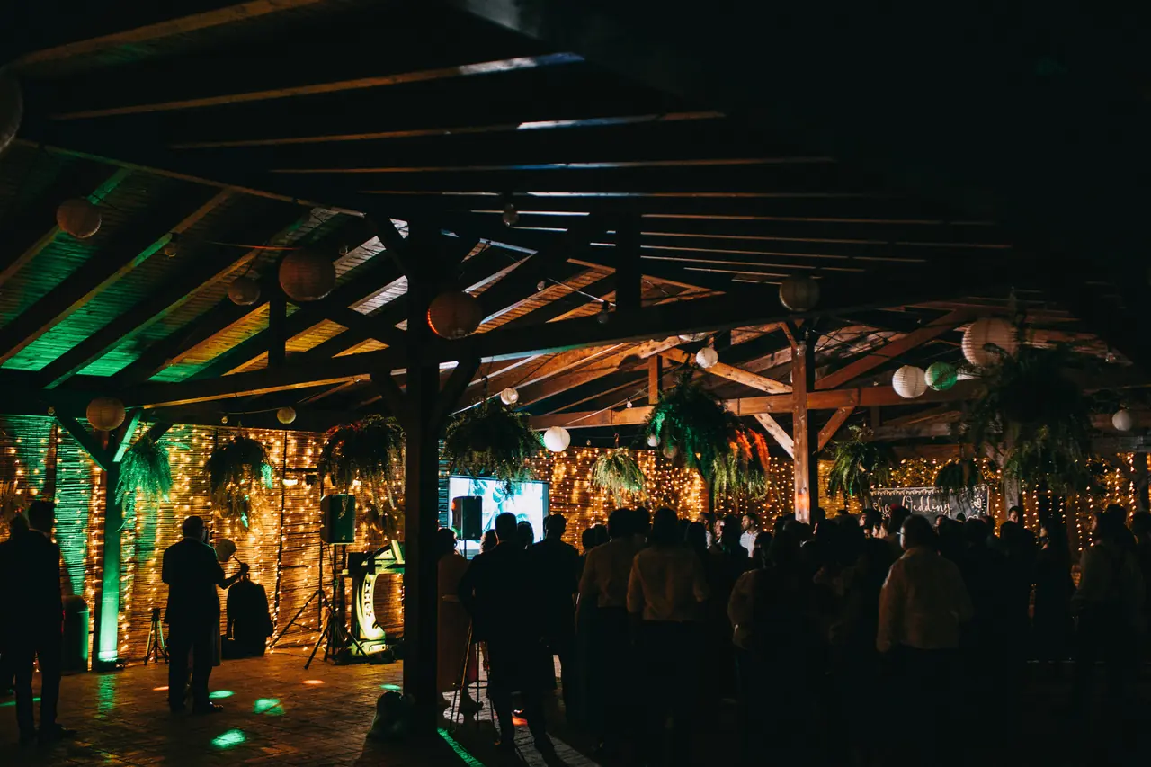 Pérgola con luces de colores durante la fiesta