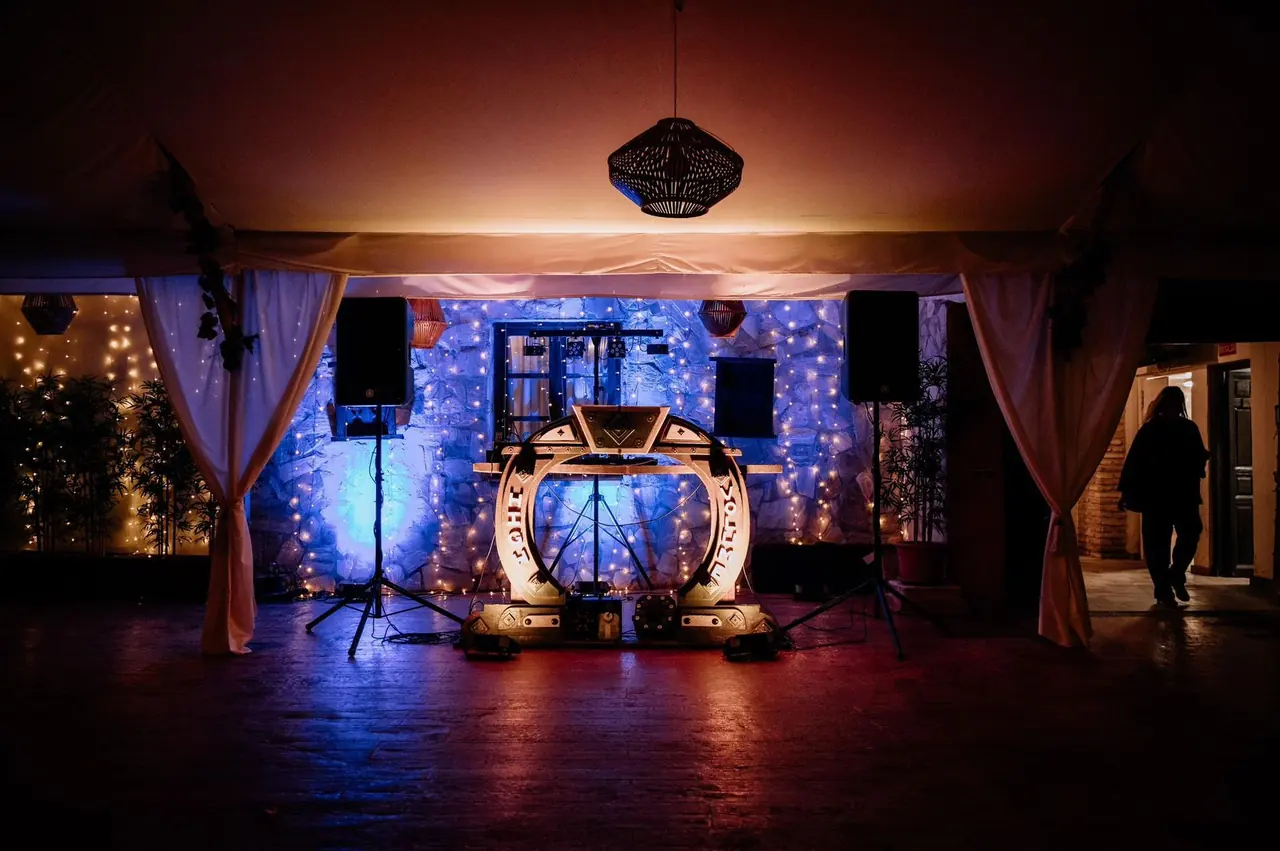 Pista de baile con luz azul y cabina