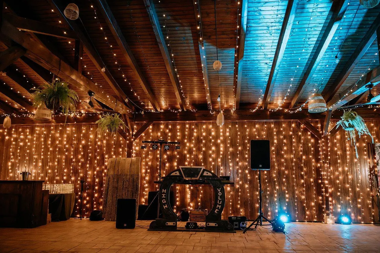 Escenario con cortina de luces y equipo de sonido