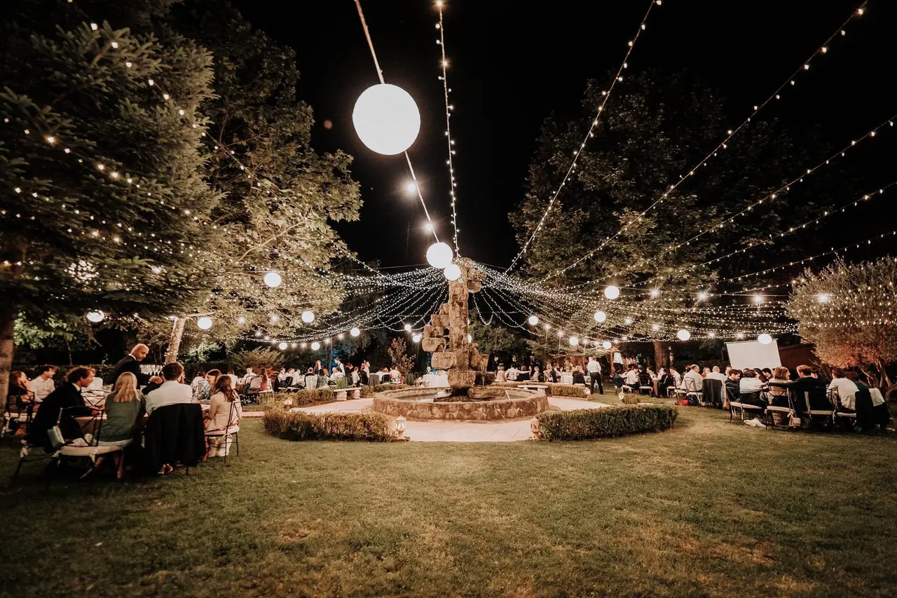La plaza del banquete iluminada de noche