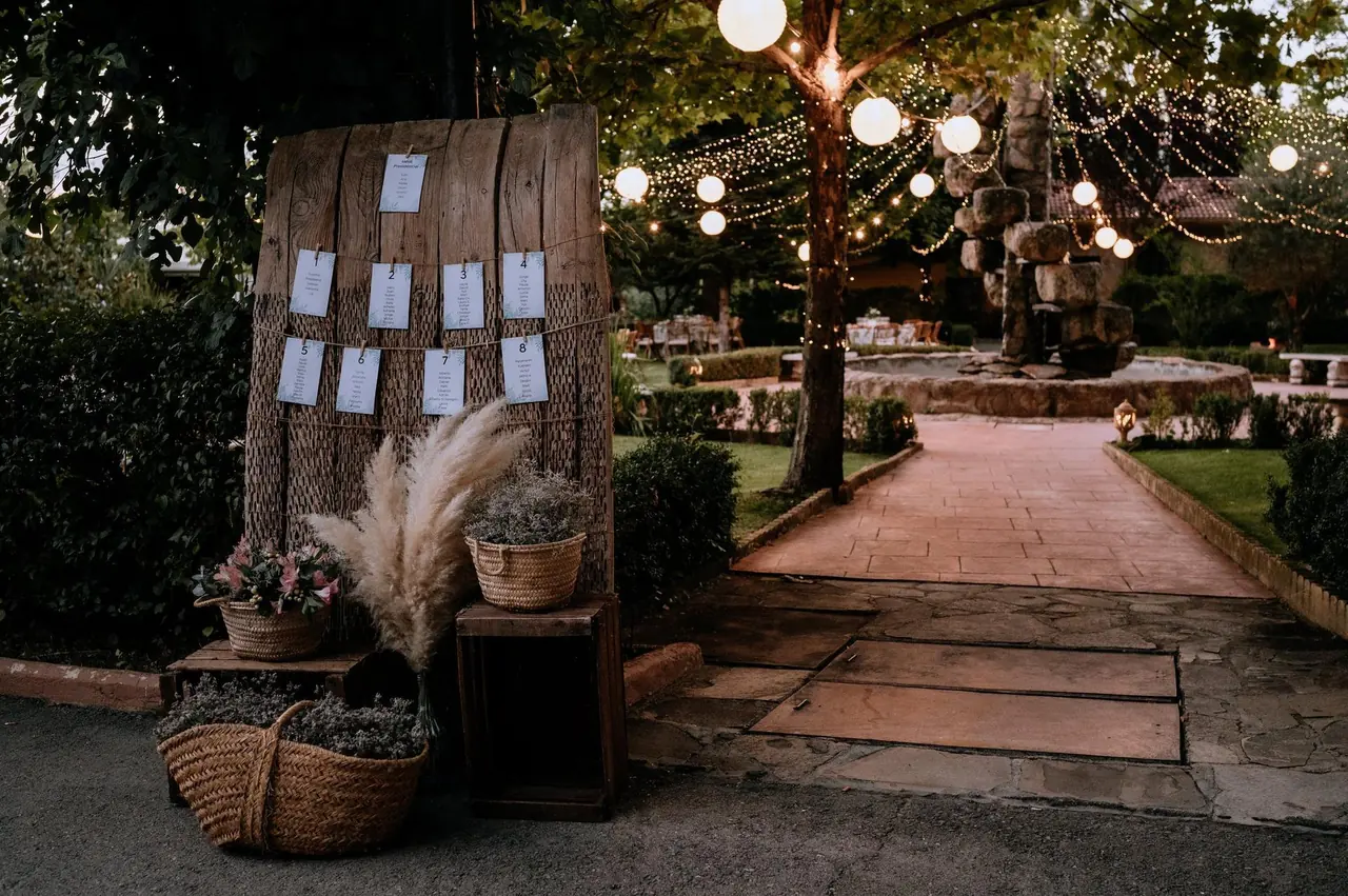 Seating plan sobre madera con pampas